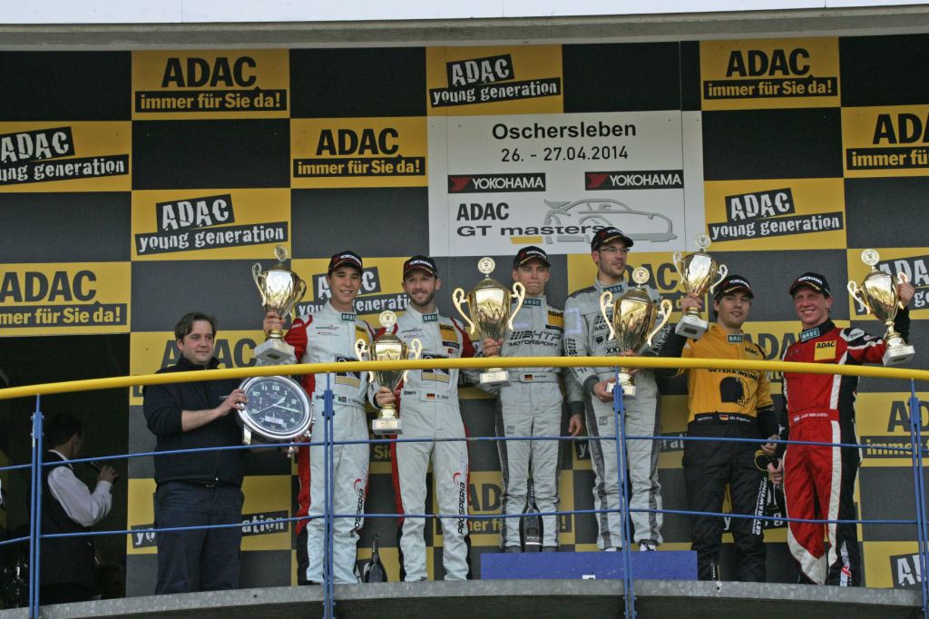 Podiet fra første løb, med Kelvin van der Linde og Rene Rast (2. plads), Maximilian Götz og Maximilian Buhk (vindere), samt Christian Engelhart og Jaap van Lagen (3. plads)
(Foto: Natascha Theisen, Media Office Theisen)